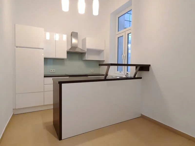 2-Zimmer Altbauwohnung mit Küche in Top Lage nahe Mariahilfer Straße!