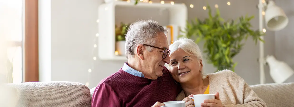 ein älteres paar beim kaffee trinken