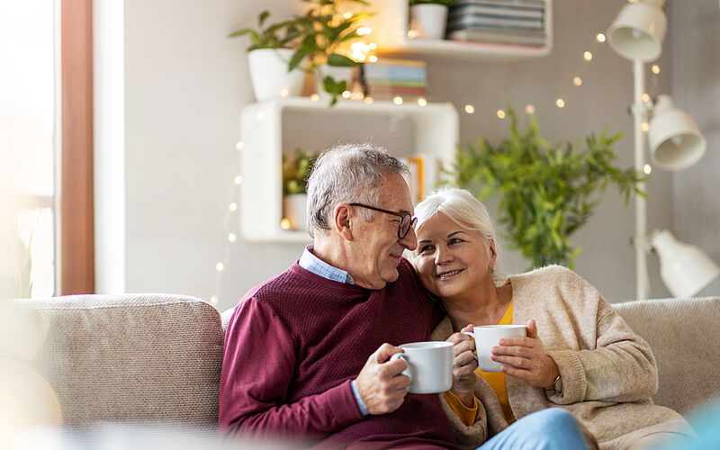 ein älteres paar beim kaffee trinken