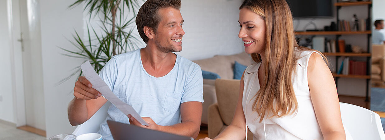 Mann und Frau vor Laptop