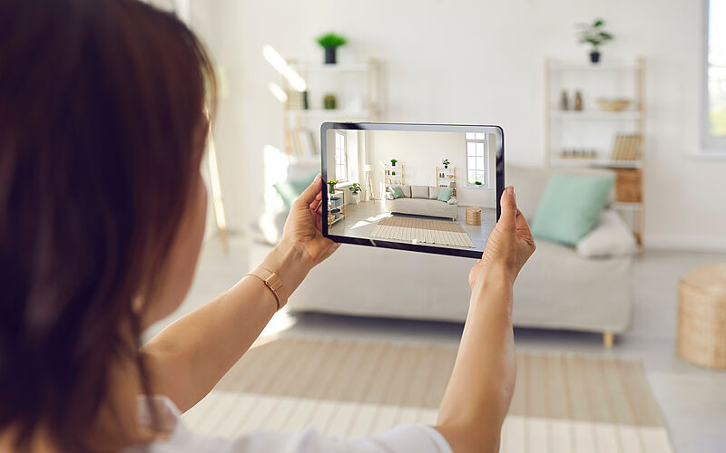 Frau fotografiert Wohnung