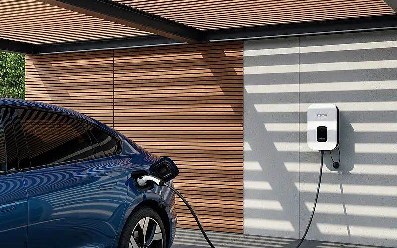 Auto wird mit Strom geladen