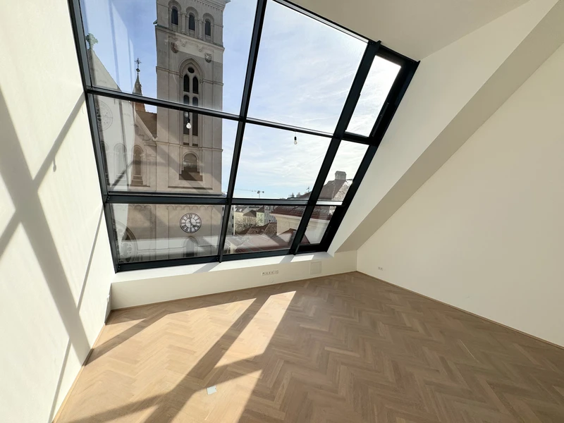 Spektakuläre Dachgeschoßmaisonette mit Terrassentraum und Blick auf die Canisiuskirche