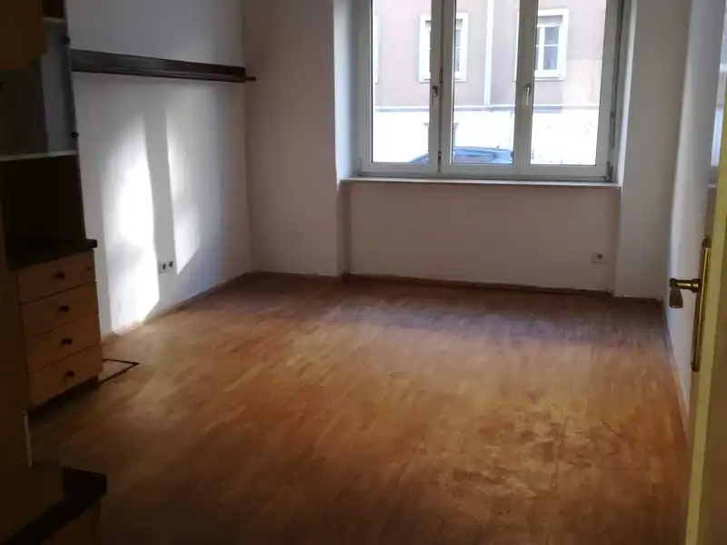 Charmante Erdgeschosswohnung in Graz: 3 Zimmer, sanierungsbedürftig - ohne Küche, nur 115.000 €!