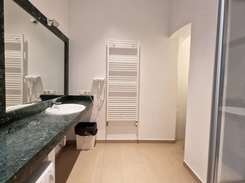2-Zimmer Altbauwohnung mit Küche in Top Lage nahe Mariahilfer Straße!