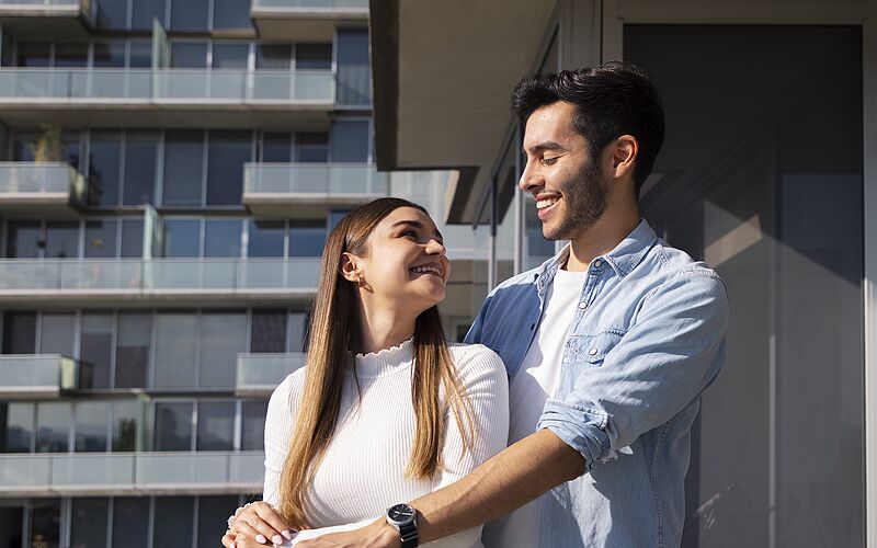 Paar vor Wohnblock