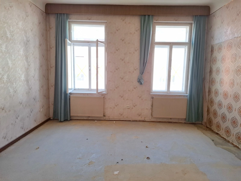 Altbaucharme trifft moderne Sanierung – Wohnen in Landstraße