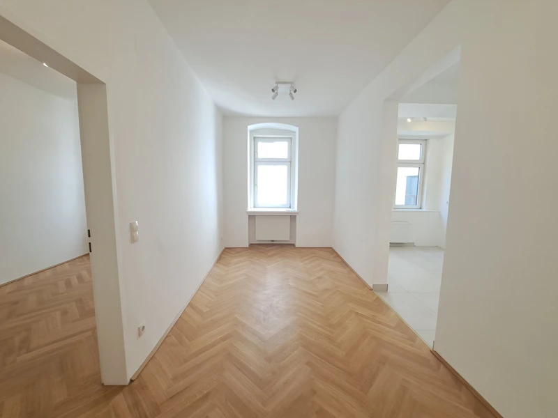 5 Zimmer-Altbauwohnung mit Balkon-Option im beliebten Stuwerviertel!