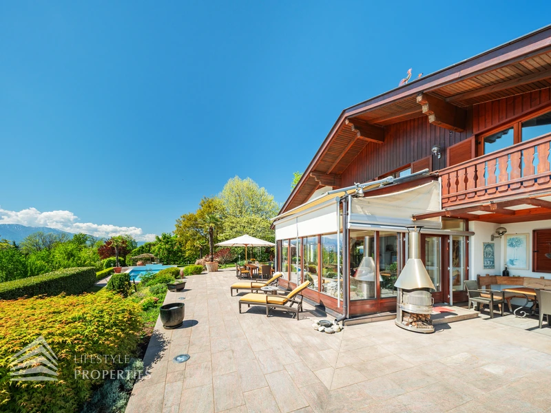 Prachtvolle Villa mit Pool und Garten mit Blick auf den Wörthersee und die mächtigen Karawanken