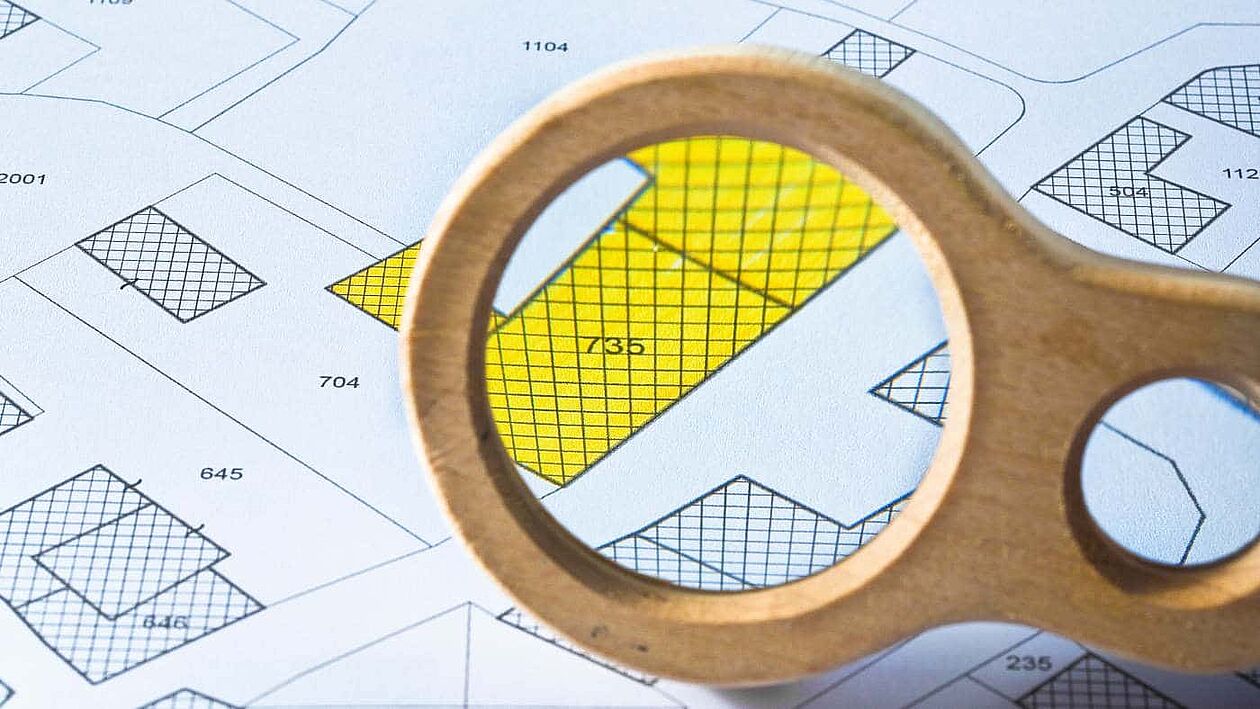 grundriss von gebäuden mit einer lupe