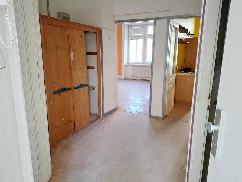 Altbaucharme trifft moderne Sanierung – Wohnen in Landstraße
