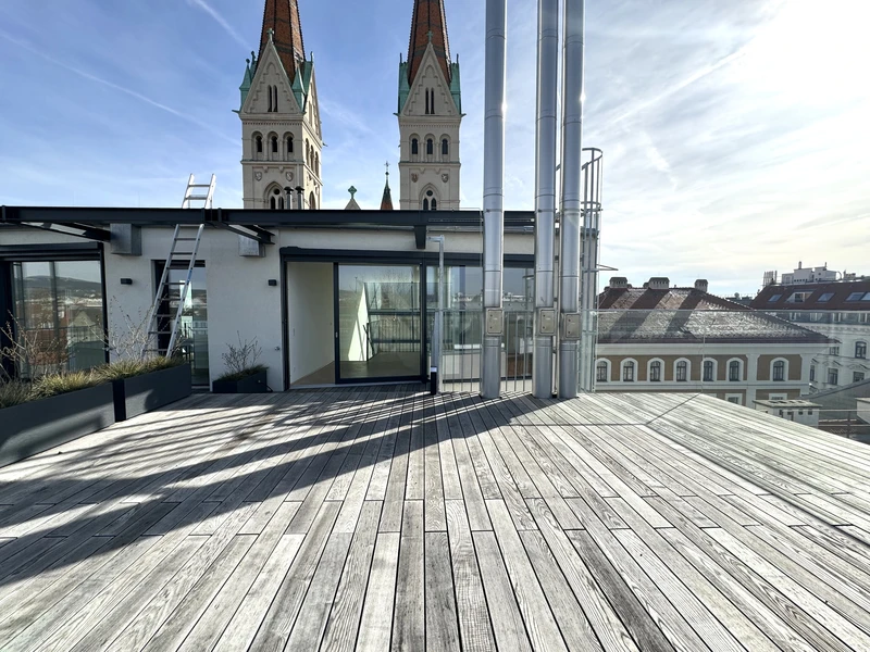 Spektakuläre Dachgeschoßmaisonette mit Terrassentraum und Blick auf die Canisiuskirche