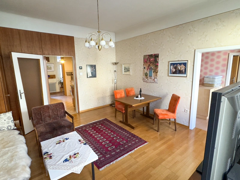 1 Minute von Wien - Haus mit Modernisierungs-Potenzial, südseitigem Garten und Garage