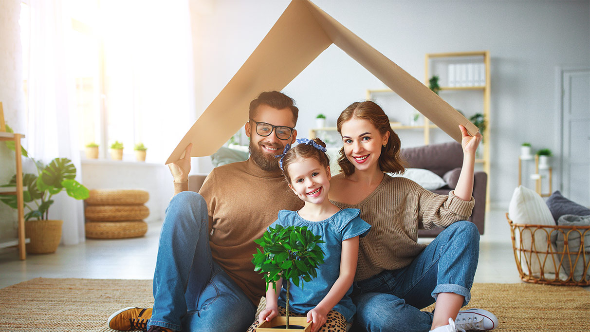 glückliche familie im wohnzimmer