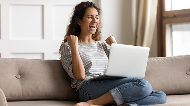 glückliche frau mit laptop