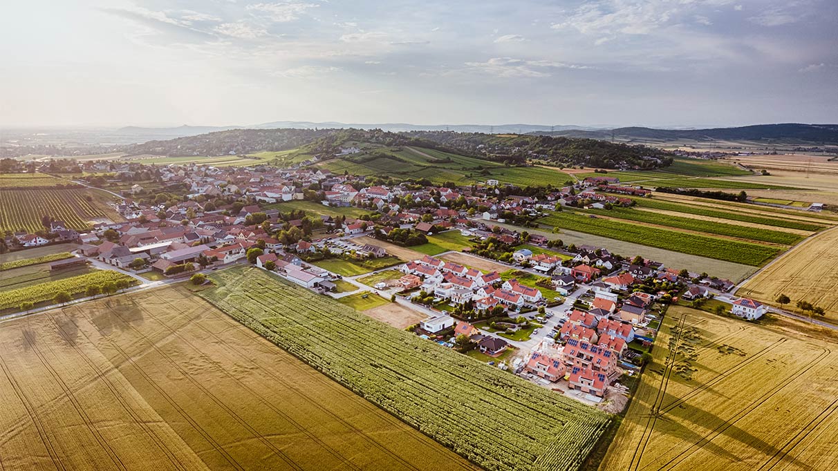 dorf und felder aus der vogelperspektive