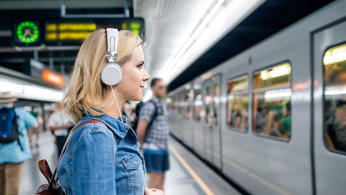 frau steigt in u-bahn ein