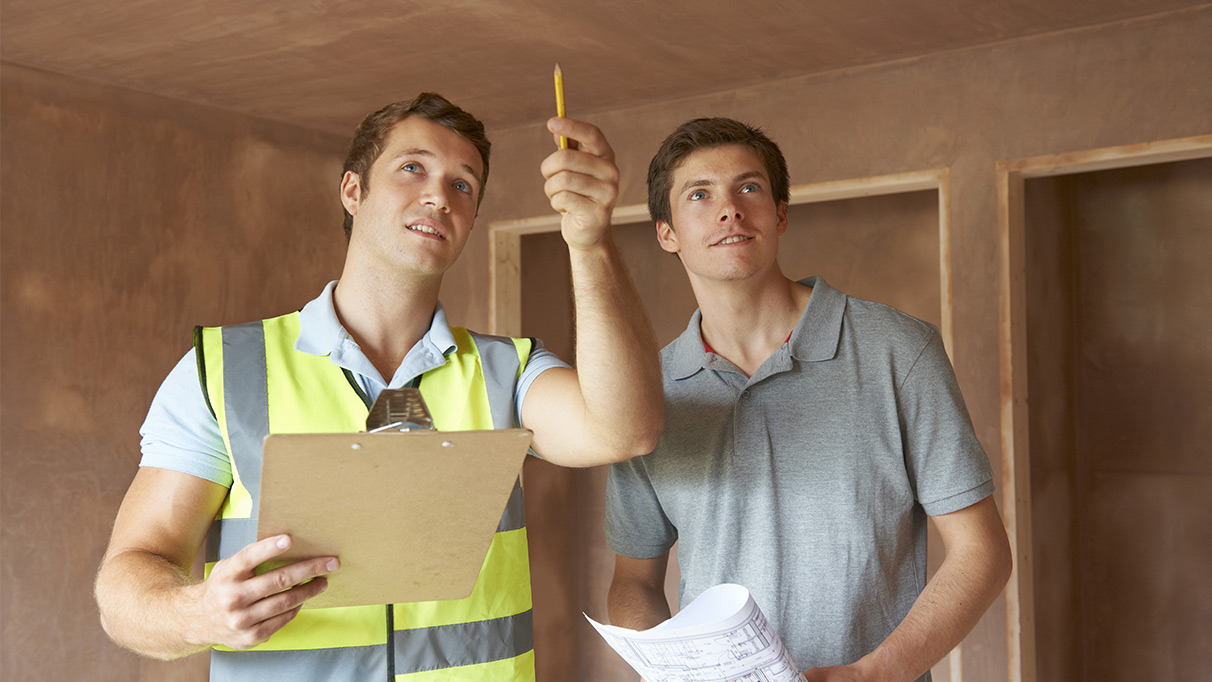 bausachverständiger mit kunde auf baustelle