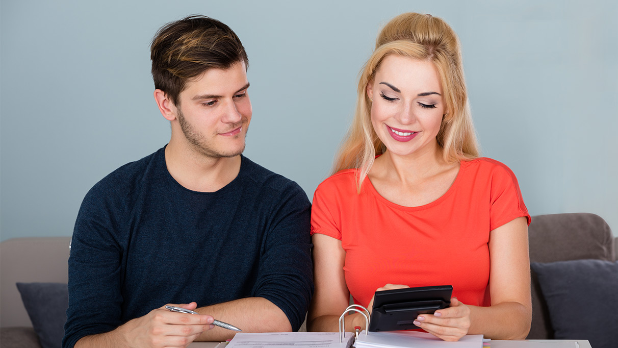 mann und frau besprechen etwas