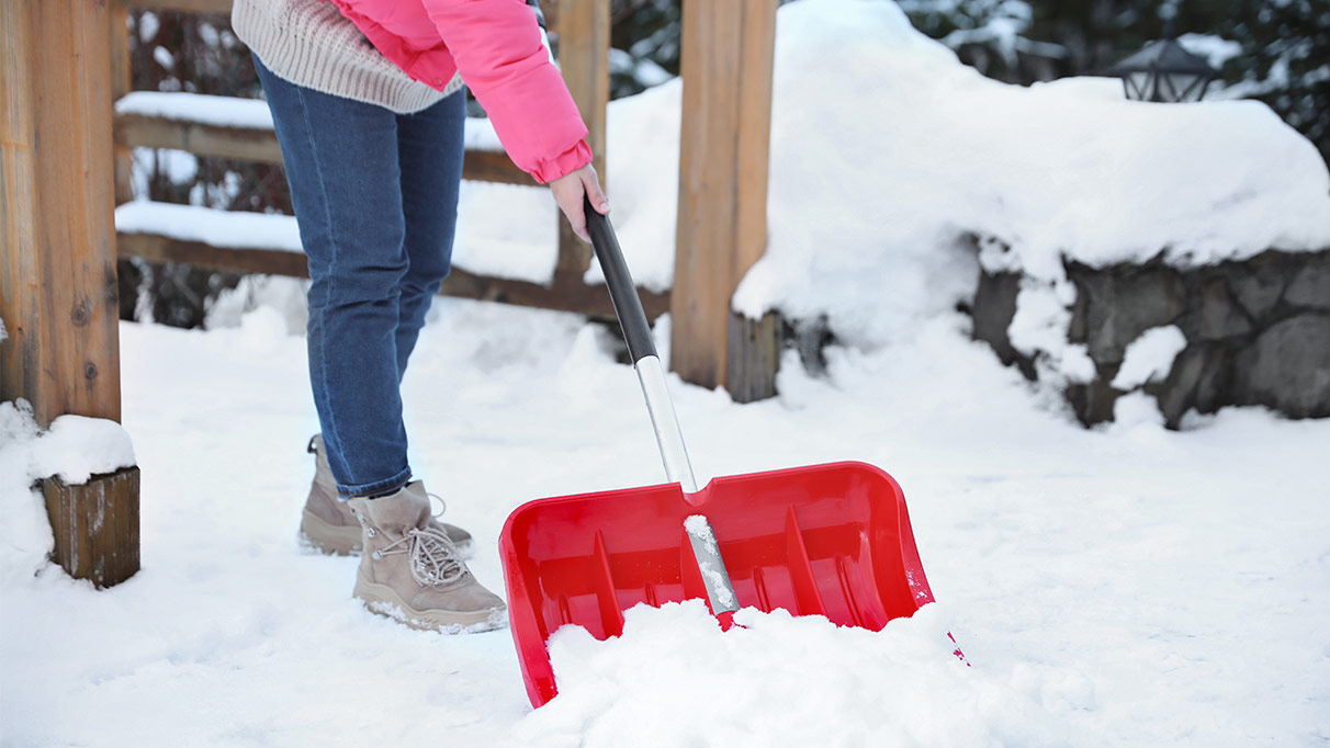 person mit schneeschaufel