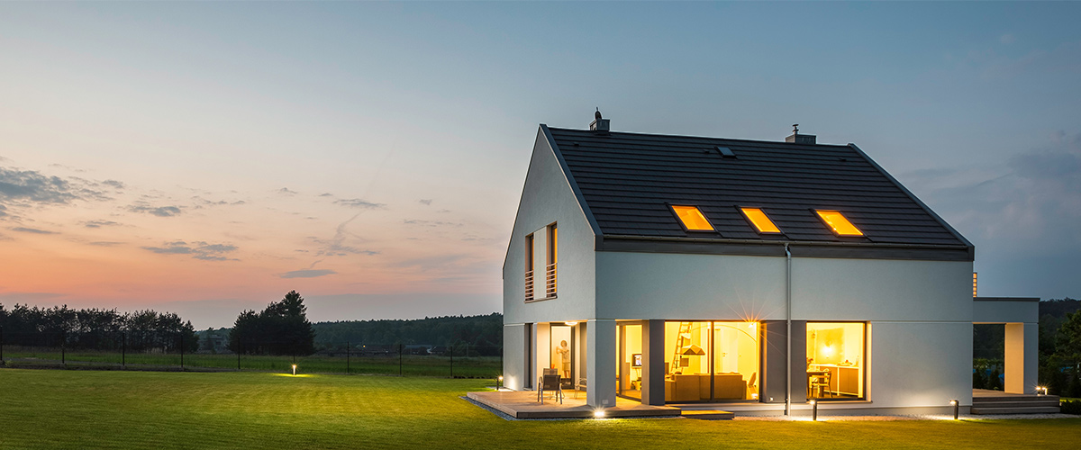 beleuchtetes haus mit garten