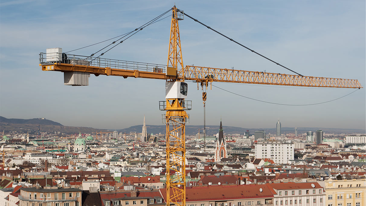 baukran vor stadtkulisse wien