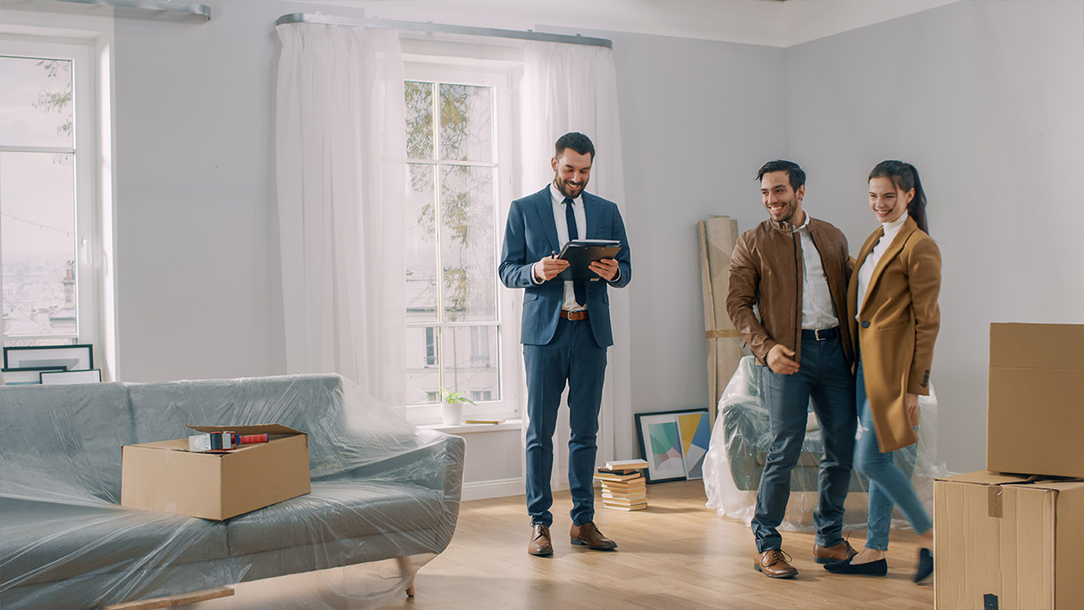 paar begutachtet wohnung mit makler