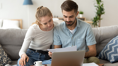 mann und frau vor laptop