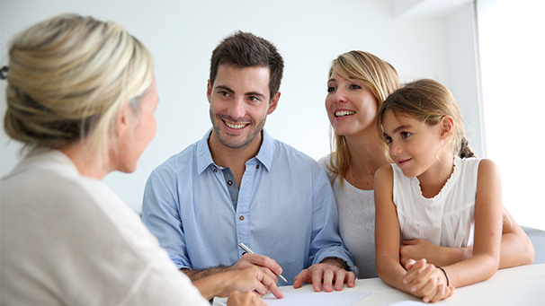 familie bei beratungsgespräch