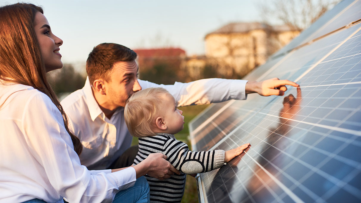 familie vor solaranlage