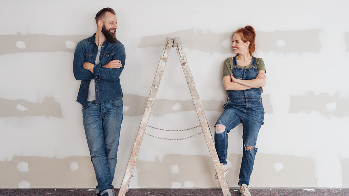 frau und mann renovieren eine wohnung