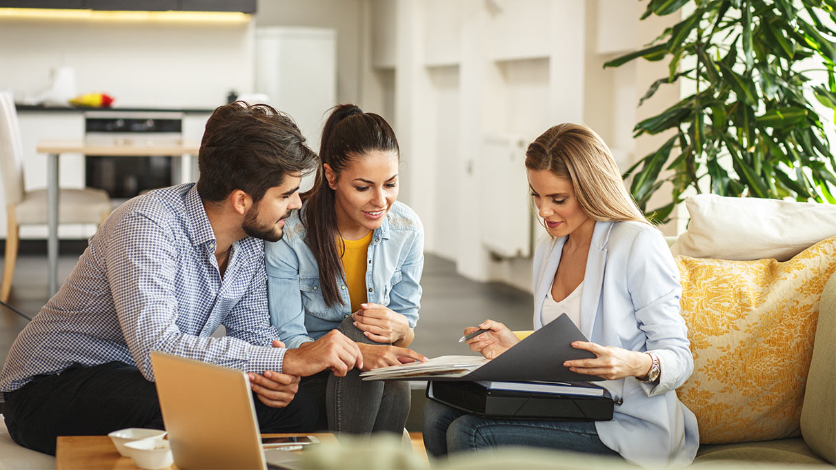 3 personen besprechen vorvertrag