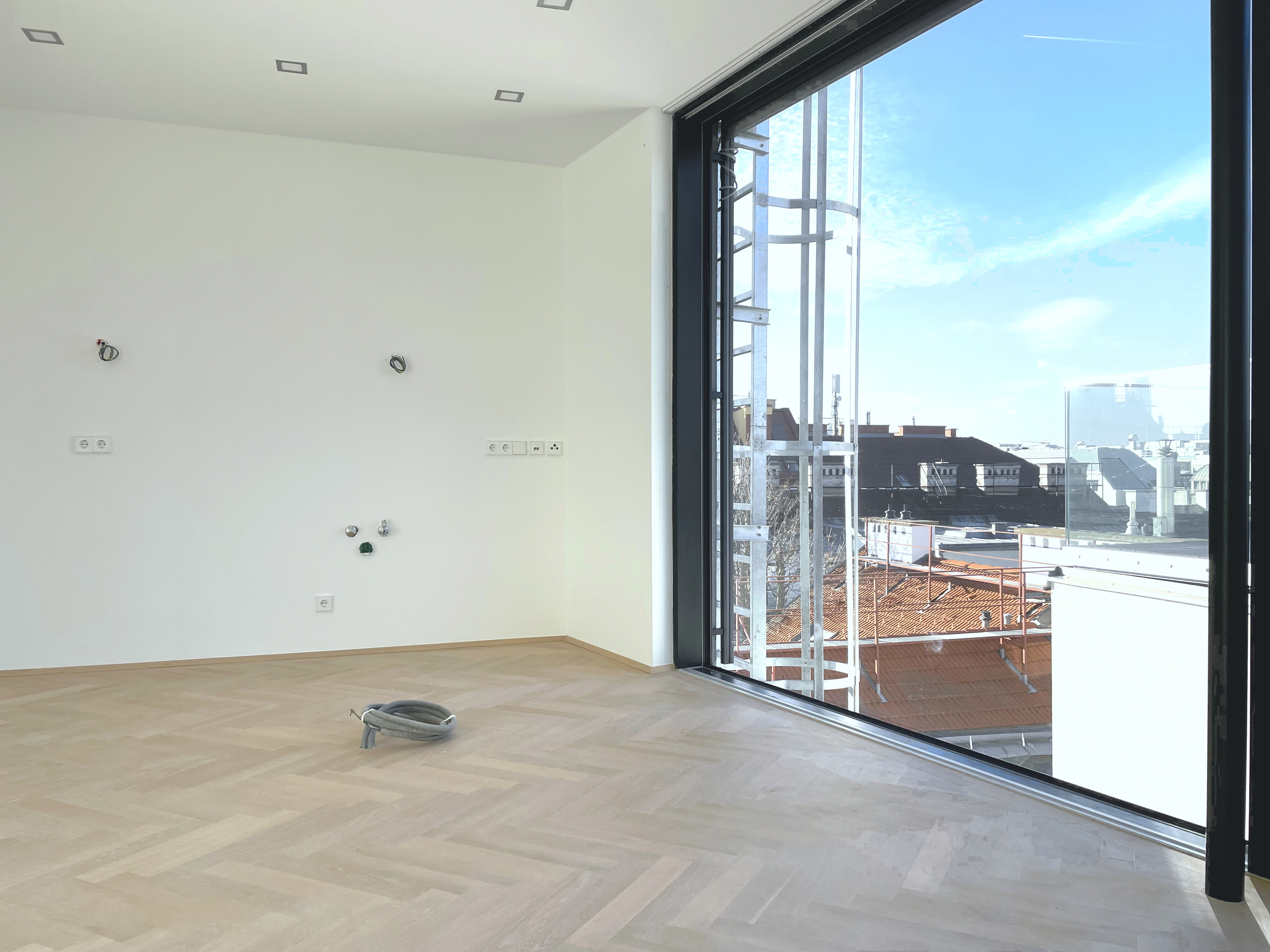 Spektakuläre Dachgeschoßmaisonette mit Terrassentraum und Blick auf die Canisiuskirche